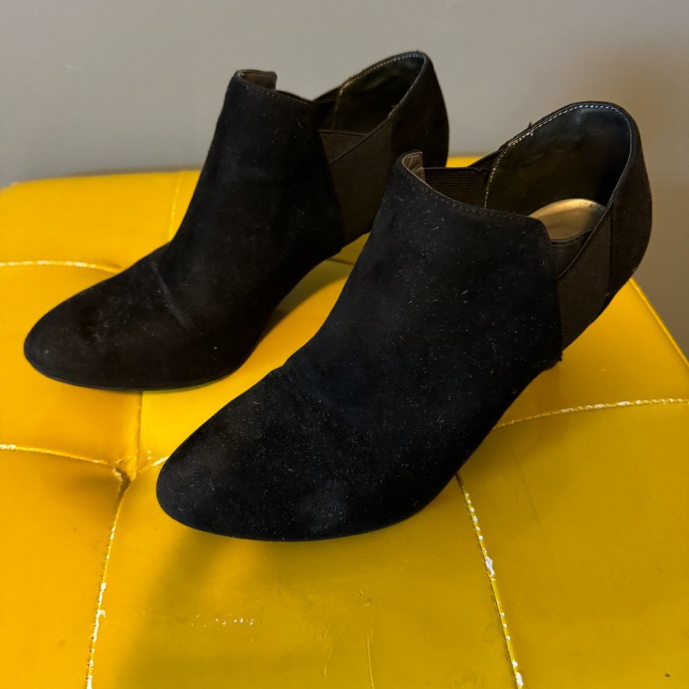 EUC Nine West Black Suede Booties Sz 9M - Picture 4 of 8